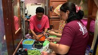 Sebelumnya, mantan pecandu narkoba ini gemar memberikan sedekah berupa nasi dan beberapa lauk pauk. Dibantu istri dan tetangganya, pagi itu Eko sedang menyiapkan bahan-bahan untuk memasak Pool/Andri Sumarya, Anggoro Mukti.
