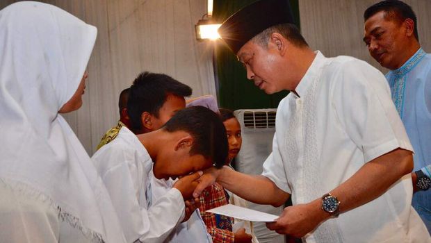 Menteri ESDM Ignasius Jonan memberi santunan