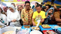 Djarot mengecek bahan dasar takjil dan makanan-makanan yang dijual di pasar tersebut. Djarot juga didampingi Kepala BPOM Penny Lukito.