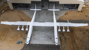 Lihat saja dimensi dan bentuknya, seperti 2 buah pesawat yang disambung menjadi satu pesawat terbang raksasa. Foto: Stratolaunch
