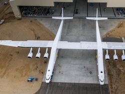 Penampakan Pesawat Terbesar Sedunia Karya Pendiri Microsoft