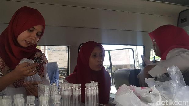 BPOM menguji sampel bahan makanan di Pasar Takjil, Serang.
