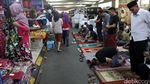 Masjid Membludak Warga Salat Jumat di Pasar