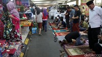 Saat salat berlangsung, transaksi jual beli tetap terjadi.