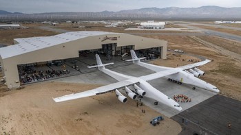 Inilah pesawat terbesar dunia, Stratolaunch, perusahaan bikinan Paul Allen. Foto: Stratolaunch
