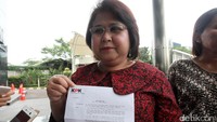 Elza Syarif memperlihatkan surat pangilan KPK.