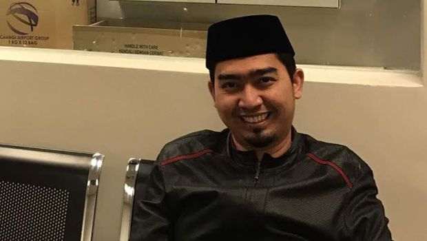 Ustaz kondang Sholeh Mahmoed Nasution (Ustaz Solmed) mendapat perlakuan kurang mengenakkan dari Imigrasi Bandara Changi Singapura.