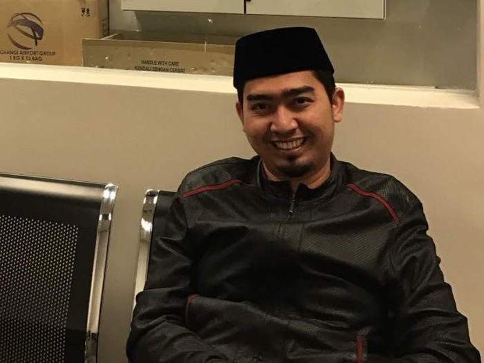 Ustaz kondang Sholeh Mahmoed Nasution (Ustaz Solmed) mendapat perlakuan kurang mengenakkan dari Imigrasi Bandara Changi Singapura.