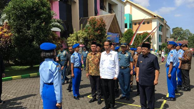 Presiden Jokowi berpesan agar SMA Taruna Malang mampu mencetak SDM usia produktif dengan baik.