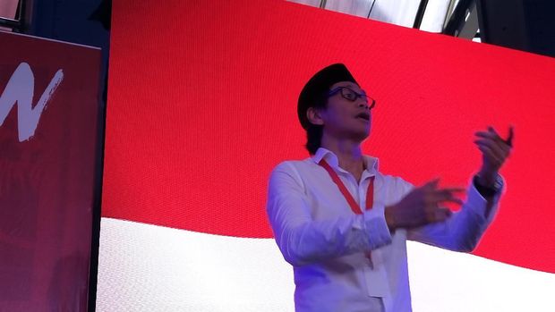 Addie MS memandu pengunjung menyanyikan lagu-lagu nasional.