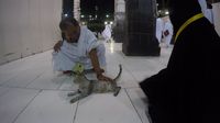  Berkah Umrah Penjual Sandal dan Penyayang Kucing 