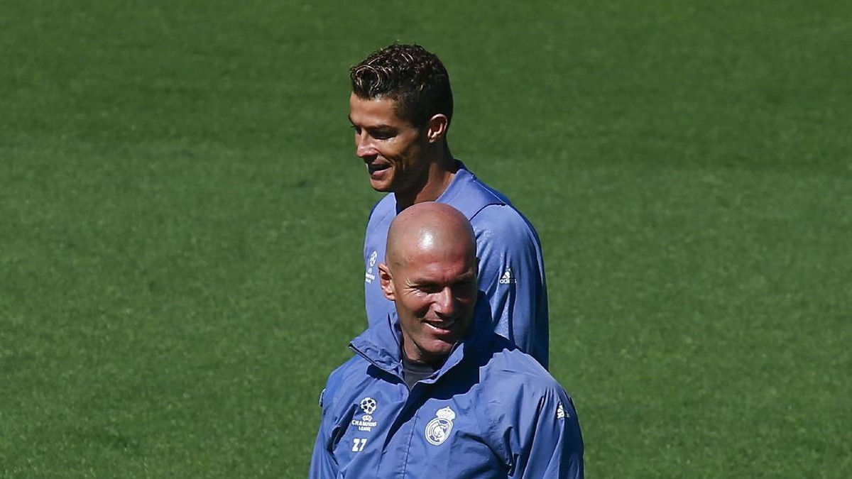Cristiano Ronaldo dan Zinedine Zidane. Foto: Gonzalo Arroyo Moreno/Getty Images