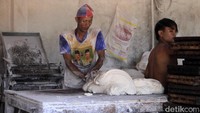 Ada yang membuat serta mencetak adonan, lalu menjemur krupuk dan mengemas ke dalam plastik berukuran 4,7 kg.