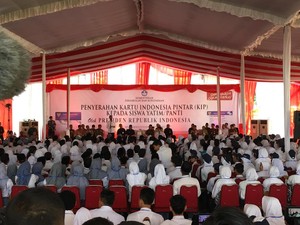 Bagikan KIP, Jokowi Bikin Janji dengan Siswa di Malang