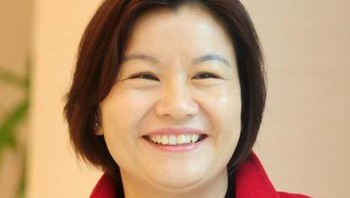 Zhou Qunfei adalah salah satu wanita terkaya di China berkat perusahaan yang didirikannya, Lens Technology. Masa kecilnya penuh sengsara. Umur 5 tahun, ibunya meninggal. Ayahnya, hampir tuna netra karena kecelakaan. Di rumah, Zhou membantu keluarganya membesarkan hewan ternak sebagai tambahan pendapatan. Jelang dewasa, ia pernah jadi buruh pabrik. Foto: Lens Technology