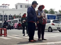 Fenomena Inang-inang, Si Penjaja Uang Receh Lebaran