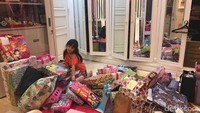 Nia sempat mem-posting foto putrinya yang banjir kado. Happy birthday Mikha! Foto: Instagram @niaramadhani