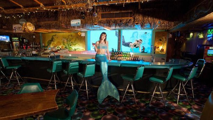 Santai di Bar Sambil Lihat Putri Duyung Cantik, Mau?