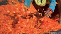 Sepanjang Jalan Solokanjeruk, Sapan, Gedebage Bandung, terdapat puluhan pabrik kerupuk bawang. Bisnis tersebut anjlok drastis memasuki bulan Ramadan.