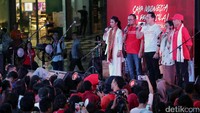 Beberapa tokoh hadir dalam acara ini seperti Kepala Badan Ekonomi Kreatif Triawan Munaf, Menteri Tenaga Kerja Hanif Dhakiri, dan Menteri Pemuda dan Olahraga Imam Nahrawi. Ada pula Sukmawati Soekarnoputri dan Puti Guntur Soekarno.
