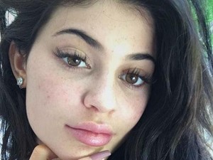 Rilis Baju Renang Seksi, Kylie Jenner Dituduh Plagiat Label Ini