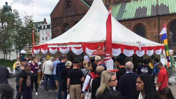 Tari Dindin Badindin dan Goyang Maumere Pukau Masyarakat Denmark