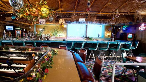 Bar ini juga dilengkapi akuarium (The Sip 'n Dip Lounge/Facebook)