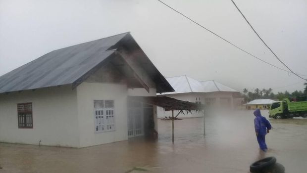 Raturan Rumah di Gorontolo Terendam Banjir hingga 200 Cm