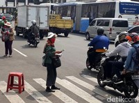 Fenomena Inang-inang, Si Penjaja Uang Receh Lebaran