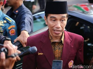 Jokowi Salat Tarawih Bersama Santri di Ponpes Cipasung Tasikmalaya