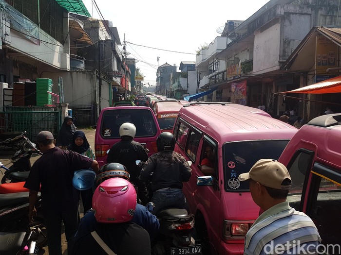 Rusaknya Jembatan Pamuruyan Perparah Kemacetan di Sukabumi