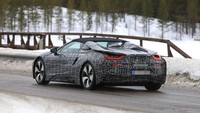 Bagian atap pada i8 Spyder bisa dibuka secara manual atau bisa sengaja tetap terbuka, namun model ini akan lebih berat dari model i8.