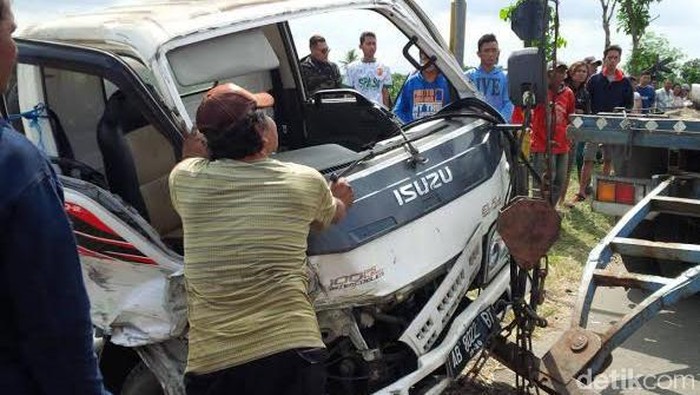 Truk Kargo Tersambar KA Prameks di Prambanan