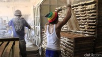 Jika Ramadan seperti saat ini, pabrik hanya mampu menjual sebanyak 300 bal. Selain itu, bahan baku utama seperti bawang putih mengalami kenaikan harga. Meski harga bawang naik, pabrik tetap menjaga komposisi dan takaran agar tidak ada perubahan rasa.