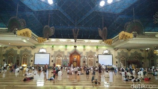 Interior dalam masjid di Islamic Center.