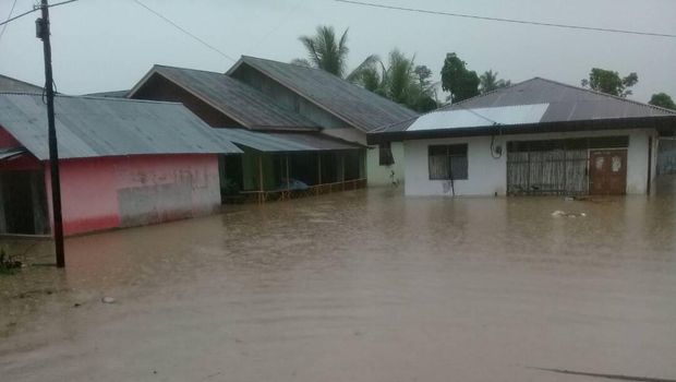 Raturan Rumah di Gorontolo Terendam Banjir hingga 200 Cm