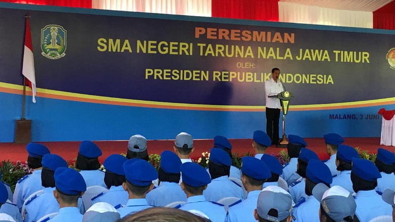 Resmikan SMA di Malang, Jokowi: SDM Kita Harus Mampu Bersaing Resmikan SMA di Malang, Jokowi: SDM Kita Harus Mampu Bersaing