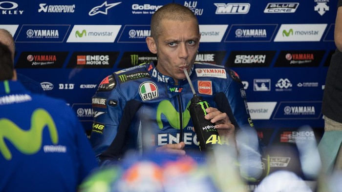 Rossi Terganggu dengan Rasa Sakit di Lengan Kanannya