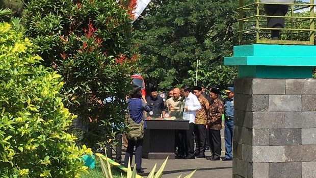 Presiden Jokowi meresmikan SMA Taruna Nala, Malang, Jawa Timur.