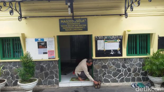 Pintu yang rendah di Masjid Sela Yogyakarta memiliki maknanya sendiri.