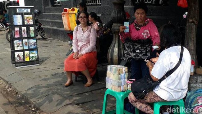 Fenomena Inang-inang, Si Penjaja Uang Receh Lebaran