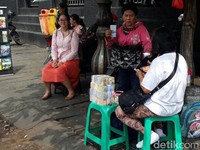 Fenomena Inang-inang, Si Penjaja Uang Receh Lebaran