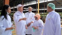 Menteri Perdagangan Enggartiasto Lukita  berdialog dengan para peternak saat meninjau lokasi Peternakan Sapi Potong dan  Rumah Potong Hewan (RPH) milik PT Bina Mentari Tunggal di Subang, Jawa Barat, Jumat (2/6). Pool/dok. Kemendag.