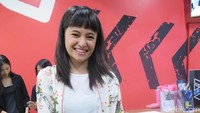 Pose Sienna tak pernah lepas dari memegang kedua pipi. Marshanda pun tersenyum lebar. Foto: Desi Puspasari