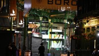 Petugas kepolisian berjaga di kawasan Borough Market usai teror di tempat tersebut, Minggu (4/6/2017). Sedikitnya enam orang tewas dan puluhan luka-luka akibat serangan teroris di Borough Market dan London Bridge dalam waktu hampir bersamaan.  (REUTERS/Neil Hall)