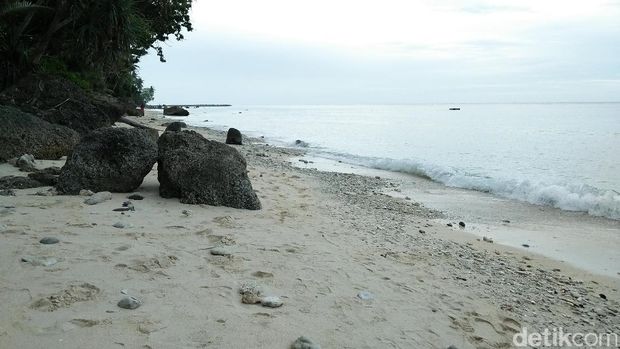 Suasana Pantai Sumur Tiga