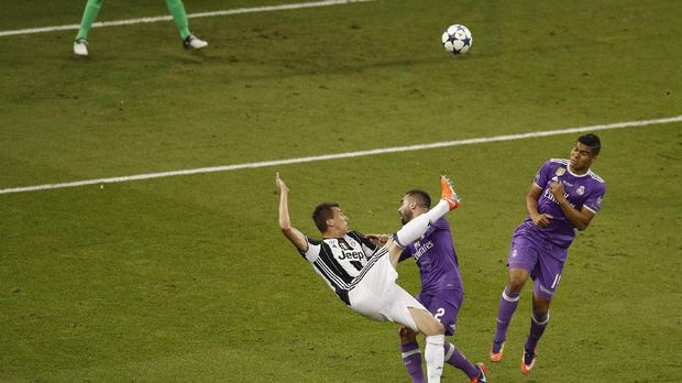 Mario Mandzukic mencetak gol tendangan salto di final Liga Champions musim lalu.