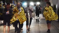  Pejalan kaki berselimut kain khusus, tidak jauh dari lokasi kejadian teror di London Bridge. (Reuters / Hannah McKay)