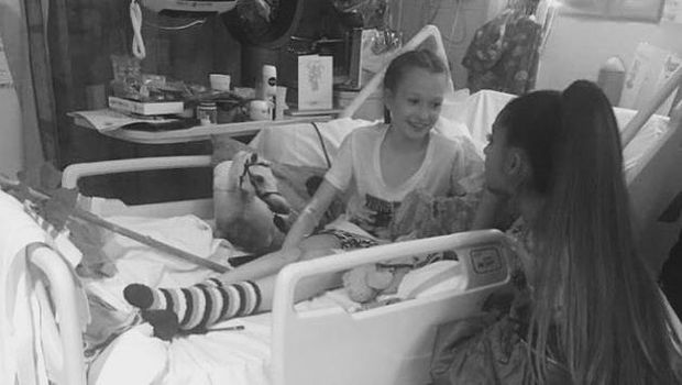 Ariana Grande mengunjungi korban ledakan Manchester.