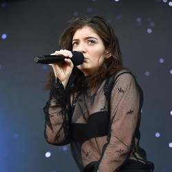 Lorde Telanjang di Virgin, Tapi Tetap Tak Terbaca